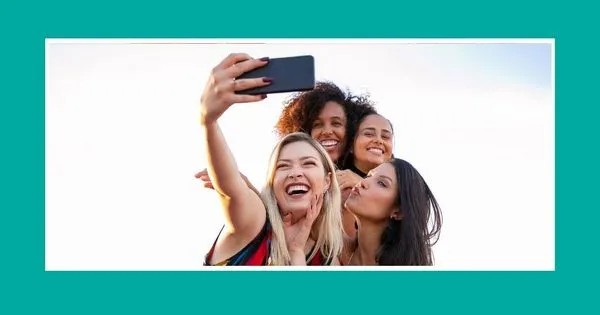 Blogfoto bij artikel over nee zeggen tegen vrienden: een persoon die rustig en zelfverzekerd grenzen stelt, met visuele symbolen voor energie, balans en gezonde vriendschappen.